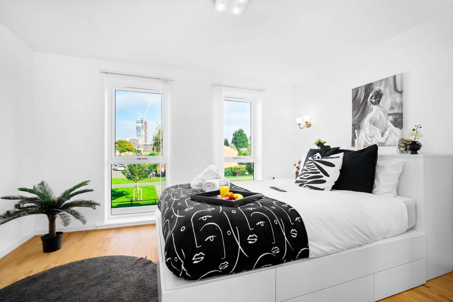 Spacious, Cosy Townhouse With Allocated Parking In Centre Apartment *