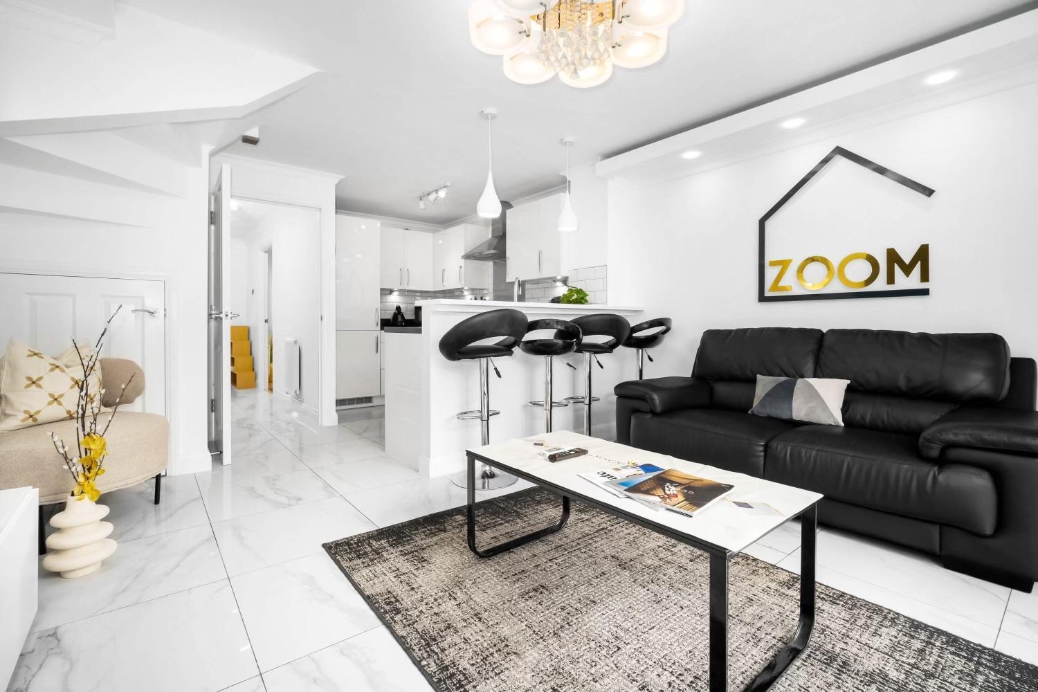 Spacious, Cosy Townhouse With Allocated Parking In Centre Apartment *
